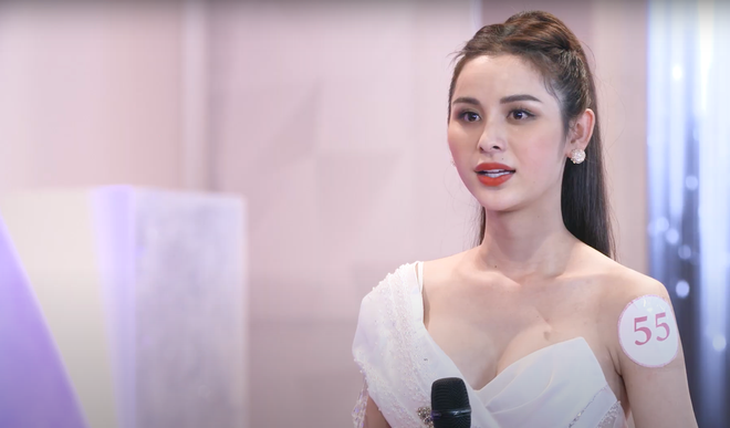 Trong clip, Tường Vi luyện catwalk ngoài trời những bước đi uyển chuyển của người đẹp chuyển giới thu hút một thì nhan sắc cô nàng lại thu hút mười.