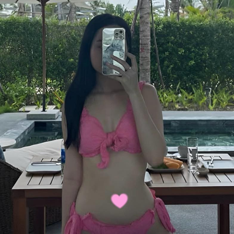 Trong bức hình, Trúc Anh còn được khen ngợi vóc dáng hiện tại thon gọn đáng kể và thần sắc tươi tắn hơn.