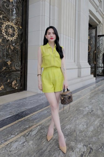 Tuy nhiên người đẹp 9X vướng ồn ào trong một lần phát sóng trực tuyến bán hàng cho một hãng mỹ phẩm hồi tháng 4. Lý do là bởi Hà Linh đã sử dụng từ ngữ gây hiểu nhầm cho số đông khán giả. Bên cạnh đó, cô cũng tự hào cho rằng phiên livestream của mình đã làm “sập hệ thống toàn Đông Nam Á”. Việc này khiến nữ Tiktoker nhận về những phản ứng tiêu cực từ cộng đồng mạng.