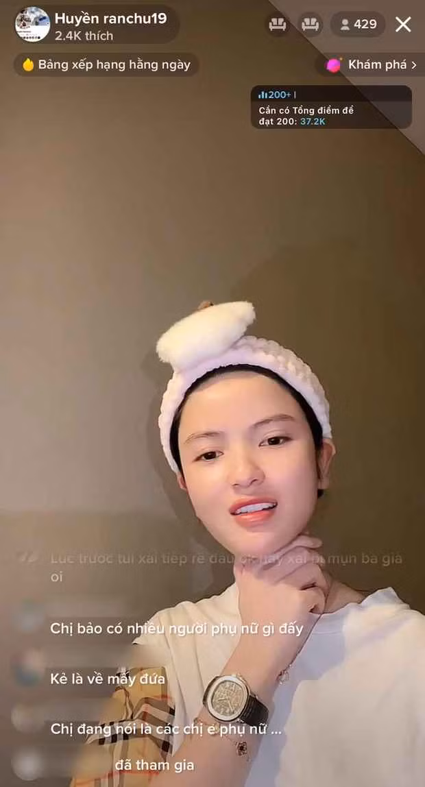Trong dịp lễ vừa qua, ngay cả khi không bán hàng để nhân viên nghỉ một hôm, Chu Thanh Huyền cũng lên sóng “tám” chuyện với mọi người. Cũng chính từ đây, bạn gái Quang Hải đã tiết lộ những chi tiết khiến nhiều người chú ý.