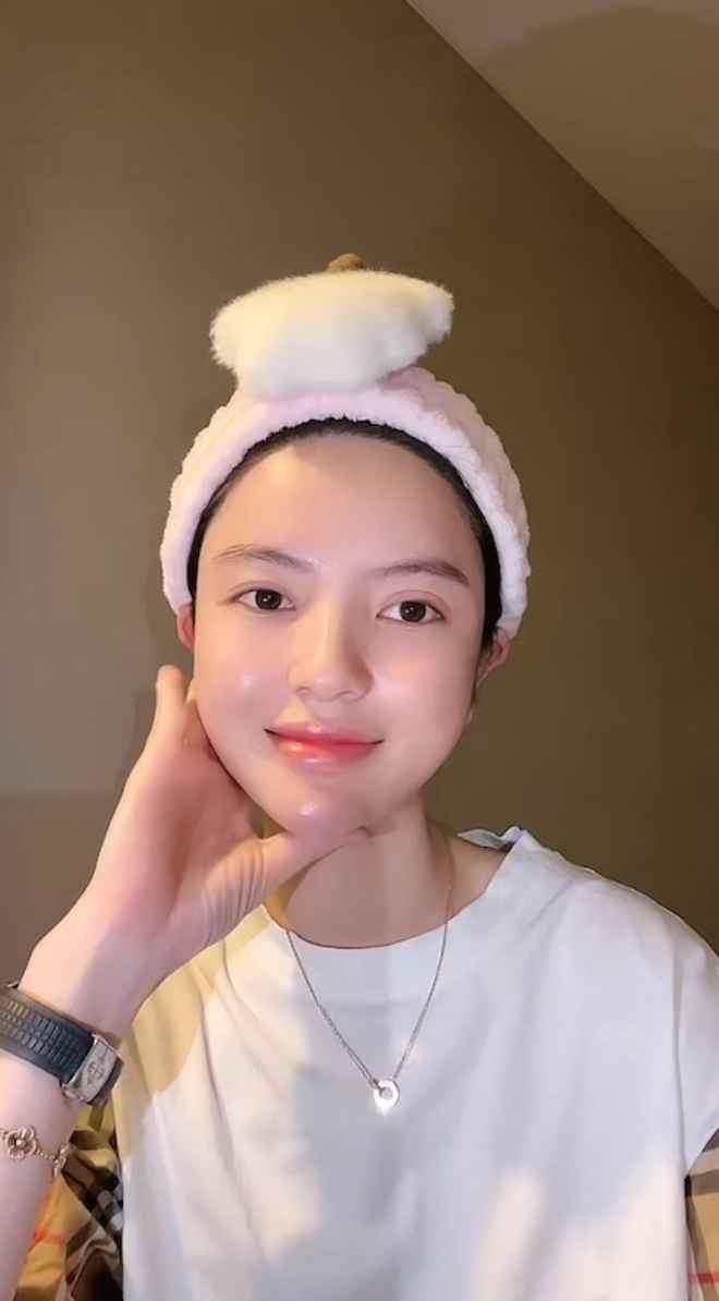 Theo đó, khi có một dân mạng hỏi về chiếc đồng hồ đang đeo trên tay, Chu Thanh Huyền không ngần ngại cho biết đó là đồ của “ông già” - tức Quang Hải.