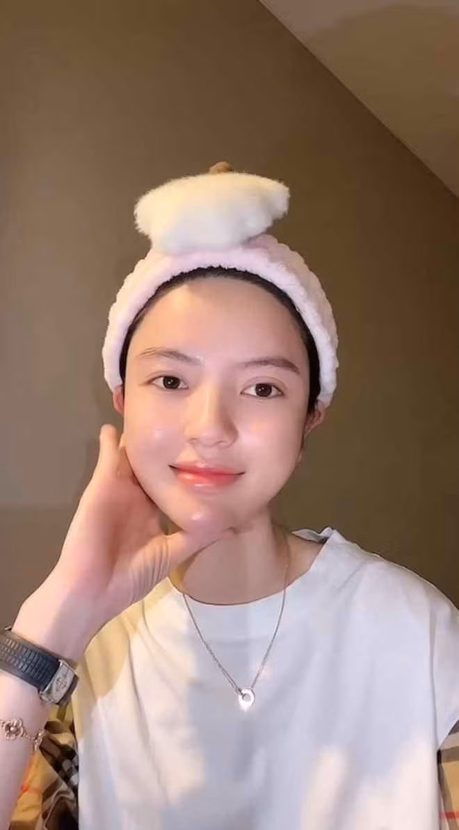 Theo đó, khi có một dân mạng hỏi về chiếc đồng hồ đang đeo trên tay, Chu Thanh Huyền không ngần ngại cho biết đó là đồ của “ông già” - tức Quang Hải.