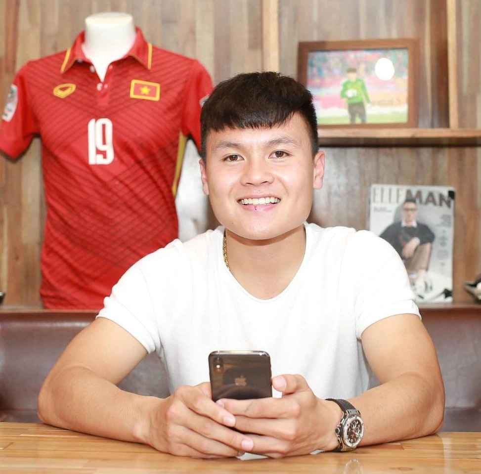 Đặc biệt hơn bạn gái chàng cầu thủ còn tiết lộ chiếc đồng hồ này có giá hơn 1 tỷ đồng, không phải 3 tỷ như người hỏi đang hiểu lầm.