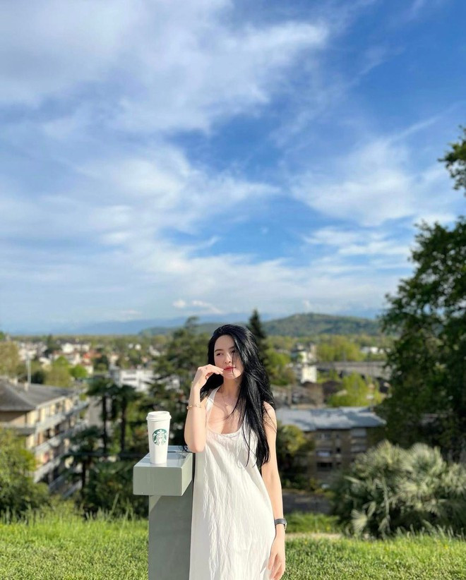 Ngoài việc dùng chung đồ, Chu Thanh Huyền cũng không ngại tiết lộ món quà được bạn trai tặng.