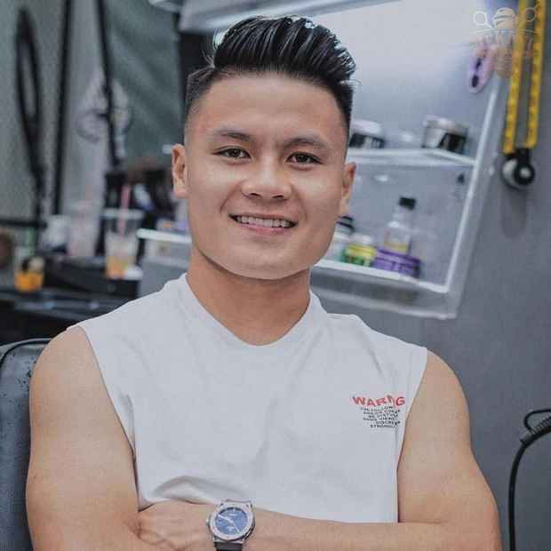 Từ khi sang Pháp cùng với bạn trai, Chu Thanh Huyền thường xuyên đeo chiếc đồng hồ này.