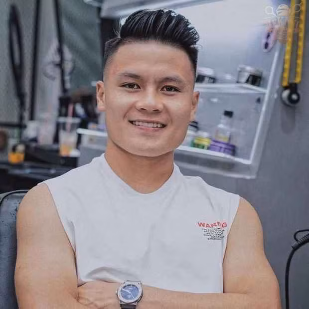 Từ khi sang Pháp cùng với bạn trai, Chu Thanh Huyền thường xuyên đeo chiếc đồng hồ này.