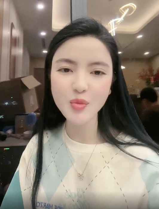 Không chỉ đồng hồ mà trong các phiên livestream của mình, Chu Thanh Huyền cũng thường xuyên mặc áo Quang Hải. Khi có người thắc mắc “bà này hay mặc đồ người yêu”, cô nàng hỏi ngược lại: “Thì có làm sao không em?”.