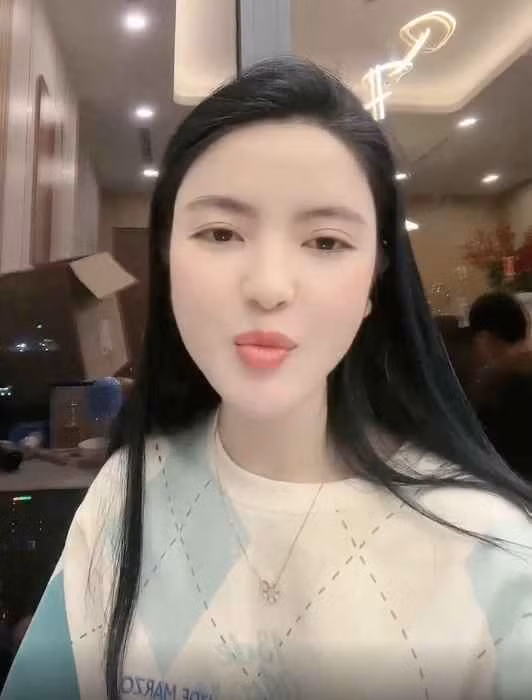 Không chỉ đồng hồ mà trong các phiên livestream của mình, Chu Thanh Huyền cũng thường xuyên mặc áo Quang Hải. Khi có người thắc mắc “bà này hay mặc đồ người yêu”, cô nàng hỏi ngược lại: “Thì có làm sao không em?”.