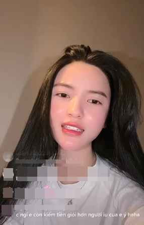 Chu Thanh Huyền - bạn gái Quang Hải là một gương mặt khá hăng hái trên “mặt trận” livestream bán hàng online và giao lưu với cư dân mạng.