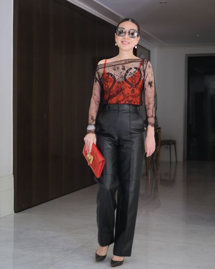 Căn nhà của nữ tỷ phú "chống lưng" cho các cầu thủ U23 Thái Lan thời gian qua được thiết kế khá đơn giản, có một cầu thang dẫn vào trong nhà, bên cạnh bể bơi là lối đi để tiến vào không gian chính.