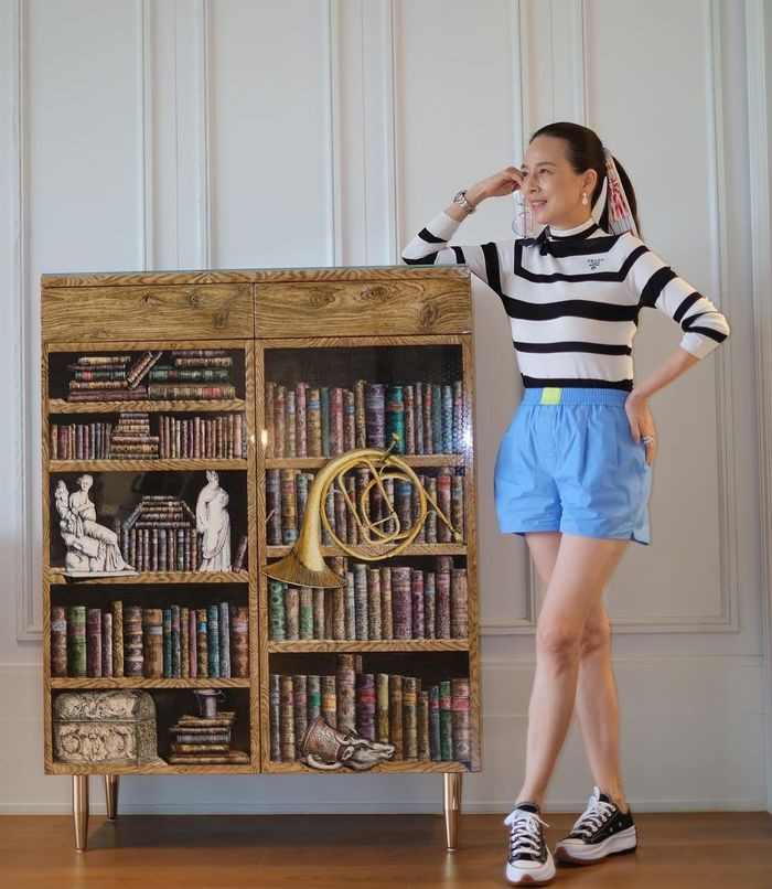 Bên cạnh vẻ ngoài xinh đẹp dù đã chạm ngưỡng 60, Madam Pang còn được biết đến với vai trò là một chủ tịch kiêm CEO của tập đoàn bảo hiểm lớn có tiếng trong nước và là trưởng đoàn bóng đá Thái Lan.