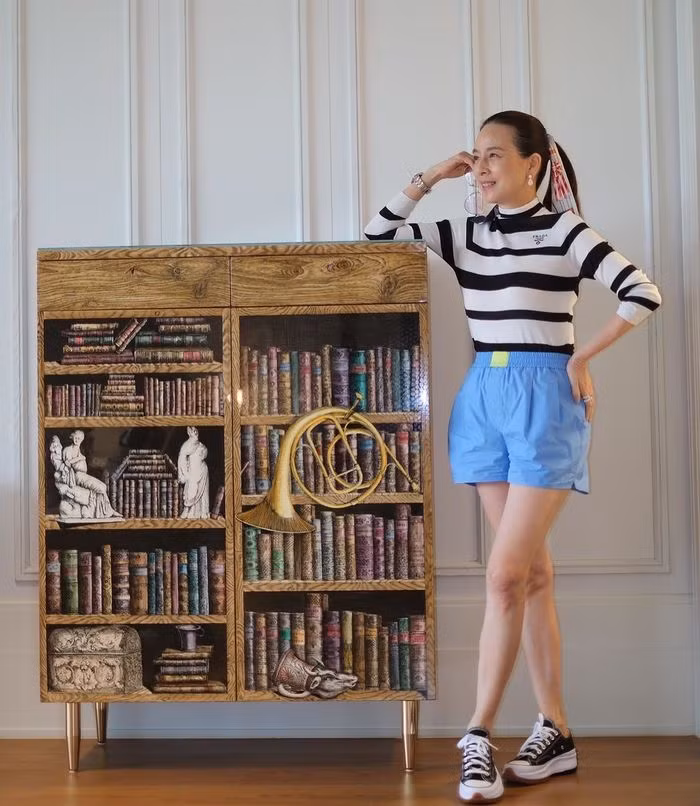 Bên cạnh vẻ ngoài xinh đẹp dù đã chạm ngưỡng 60, Madam Pang còn được biết đến với vai trò là một chủ tịch kiêm CEO của tập đoàn bảo hiểm lớn có tiếng trong nước và là trưởng đoàn bóng đá Thái Lan.