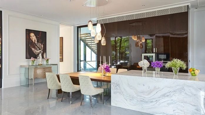 Phòng ăn được đặt một chiếc bàn dài 12 chỗ. Đây là nơi để cả nhà quây quần bên nhau sau ngày dài làm việc mệt mỏi hoặc những lúc cùng nhau cổ vũ các trận bóng đá.