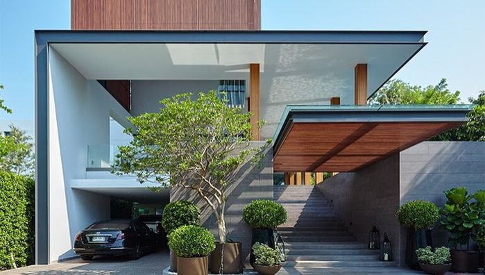 Là một người yêu thích thiên nhiên, bà Madam Pang đã tạo một "hàng rào xanh" ở trước nhà. Với hàng loạt những loại cây quý hiếm, không gian ngôi nhà trở nên gần gũi với thiên nhiên.