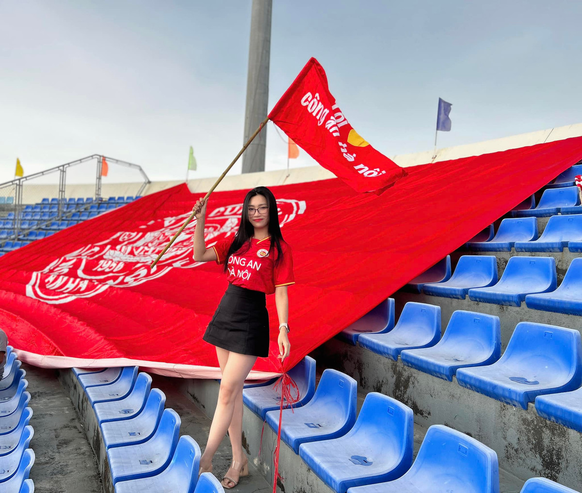 Khi đội bóng CAHN (tiền thân là Công an nhân dân) giành quyền thăng hạng V-League, Hương Trà kiêm nhiệm thêm công việc hỗ trợ CLB ngành Công an xây dựng hình ảnh cho sân chơi chuyên nghiệp.