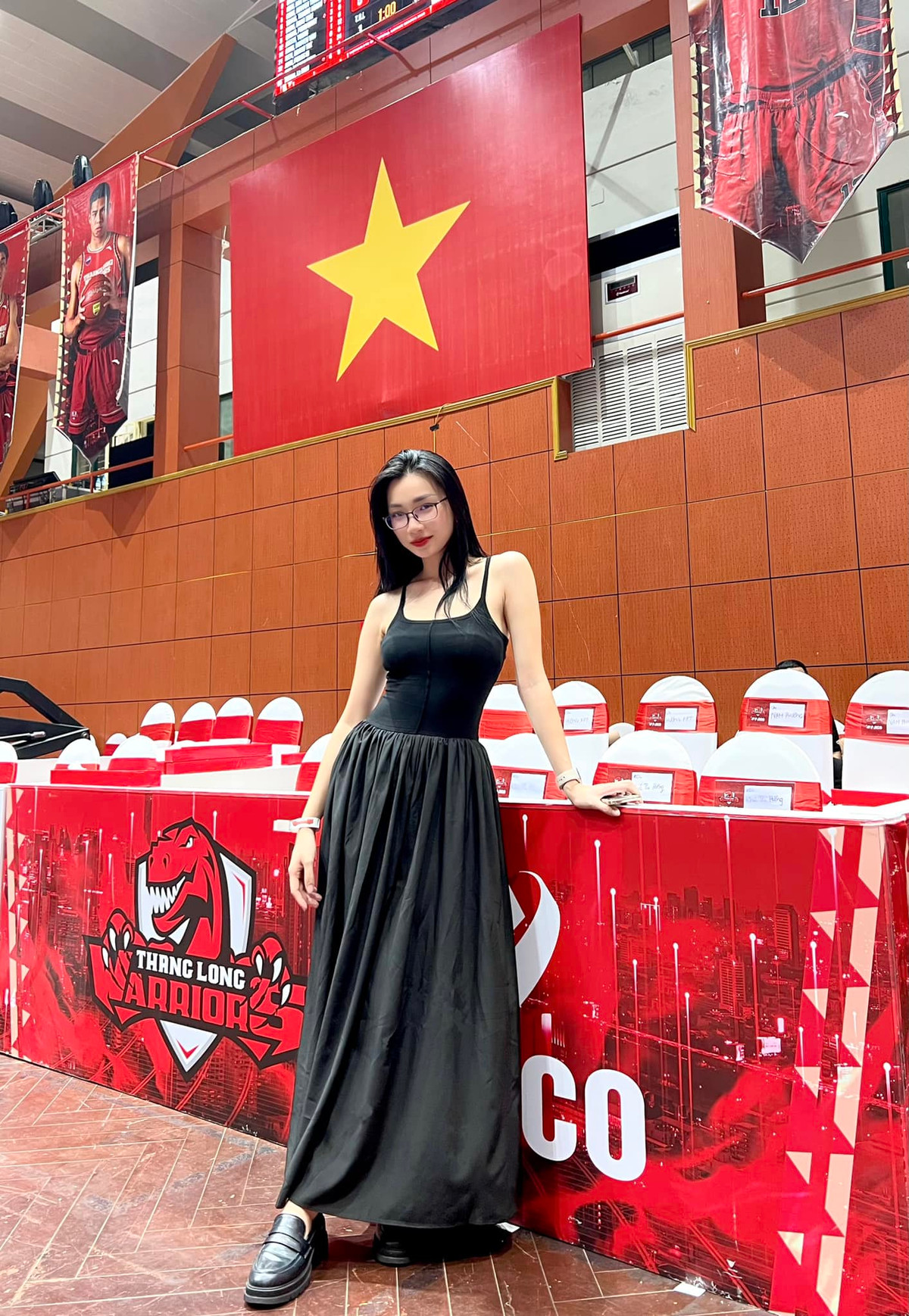 Ngoài vai trò cán bộ truyền thông, Hương Trà còn là cổ động viên sôi nổi của Câu lạc bộ bóng đá Công an Hà Nội.