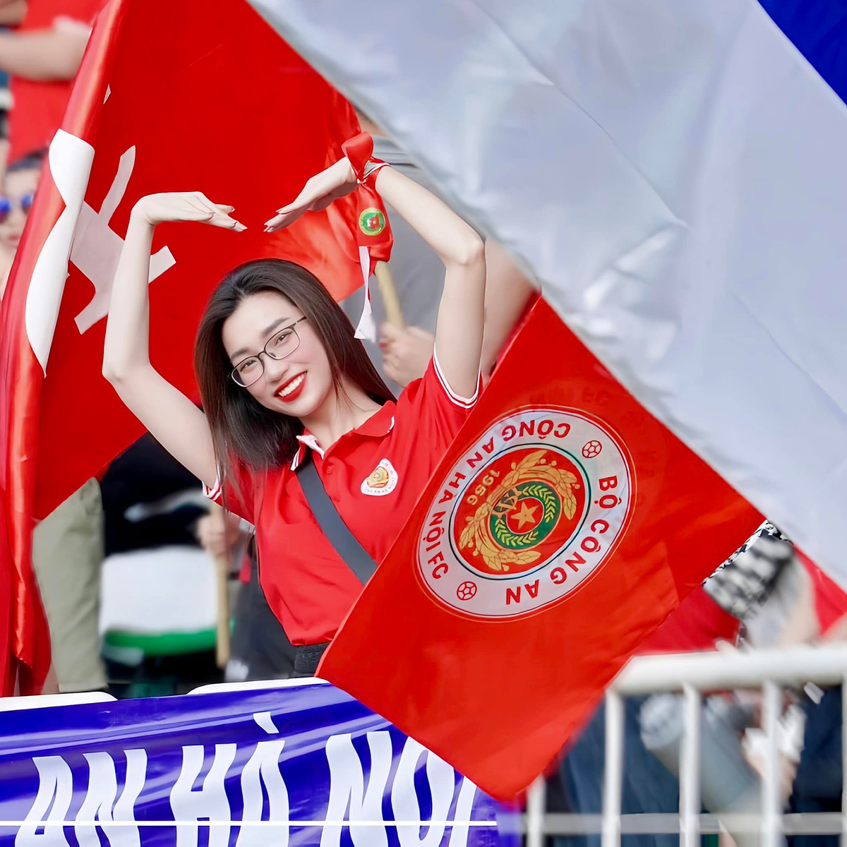 Bên dưới đoạn clip, netizen rộn ràng để lại bình luận:"Đáng iu quá vậy", "Không phải người yêu Văn Thanh đâu, đây là chị gái cán bộ truyền thông của CAHN đó", "nhìn từ xa thôi cũng thấy cả bầu trời dễ thương",...