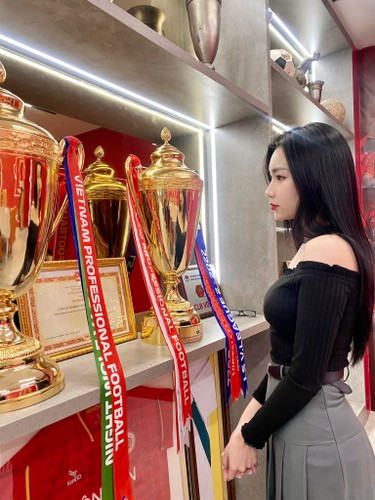 Cô MC này chính là Trần Hương Trà - Nữ cán bộ truyền thông của CLB Công an Hà Nội (CAHN).