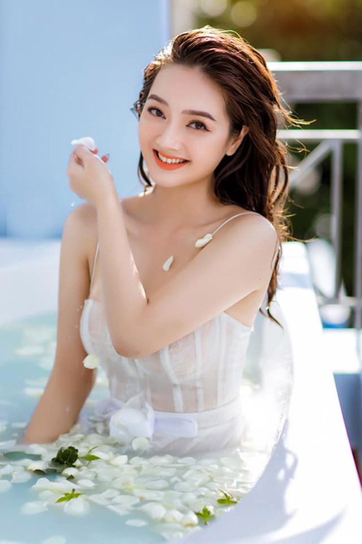 Vóc dáng đẹp giúp Quỳnh Trâm tự tin nhiều thiết kế hot.