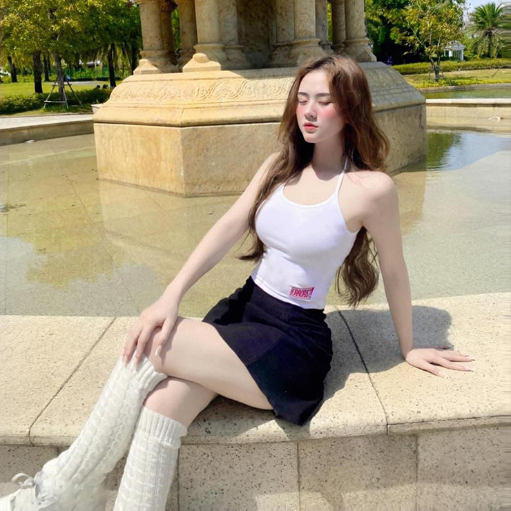 Sau khi rời ghế nhà trường, Hồng Vân thay đổi gu ăn vận có phần gợi cảm hơn. Cô nàng không phủ nhận, kể từ khi gắn bó với nghề người mẫu ảnh, cô được thử nghiệm nhiều phong cách cũng như những hình ảnh khác nhau khiến cô cảm thấy thích thú.