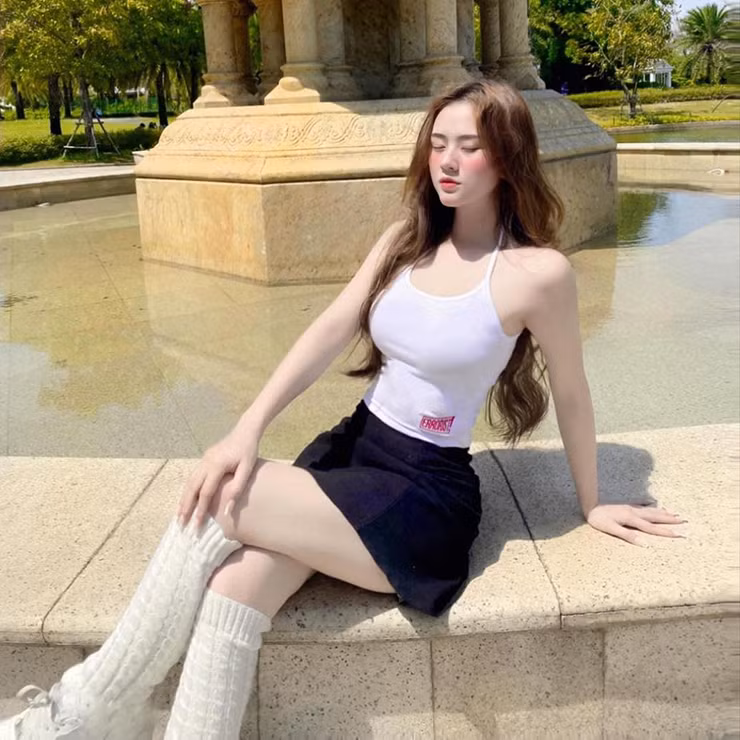 Sau khi rời ghế nhà trường, Hồng Vân thay đổi gu ăn vận có phần gợi cảm hơn. Cô nàng không phủ nhận, kể từ khi gắn bó với nghề người mẫu ảnh, cô được thử nghiệm nhiều phong cách cũng như những hình ảnh khác nhau khiến cô cảm thấy thích thú.