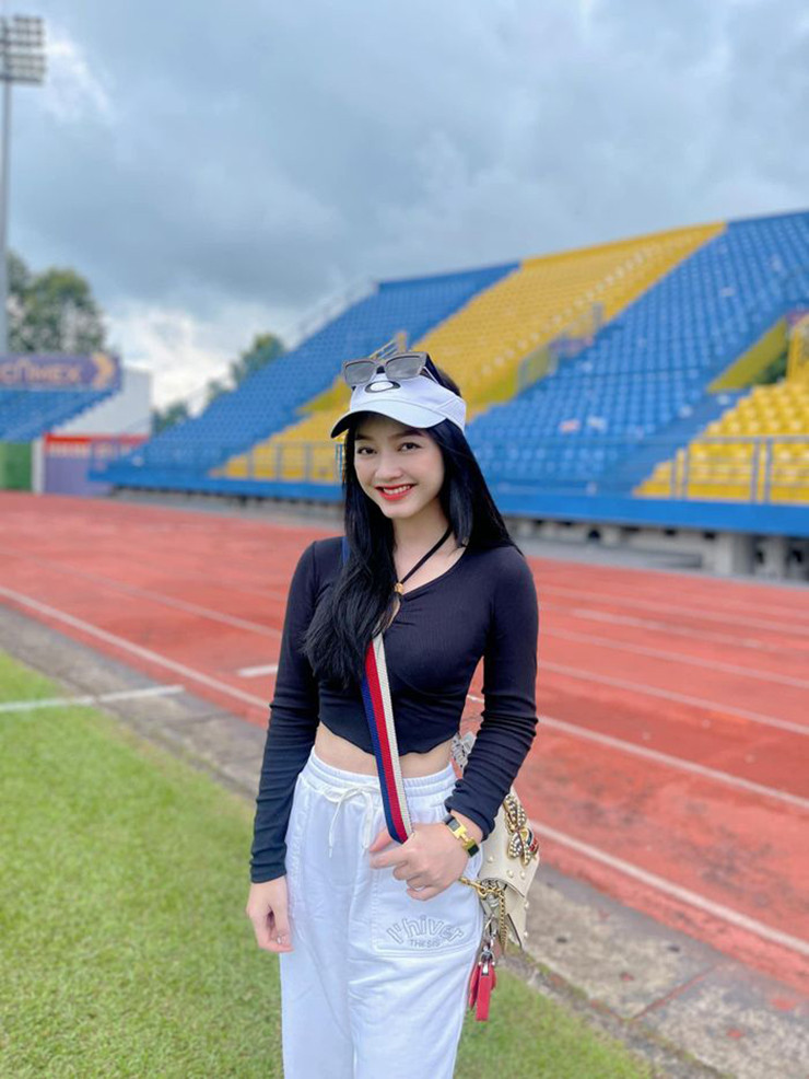 Trên trang cá nhân, Quỳnh Trâm cũng thường xuyên đăng tải những hình ảnh diện bikini, phô diễn hình thể nuột nà. Chẳng những gây ấn tượng bởi làn da trắng sứ, nụ cười rạng rỡ, cô nàng còn thu hút sự chú ý nhờ vóc dáng nảy nở.