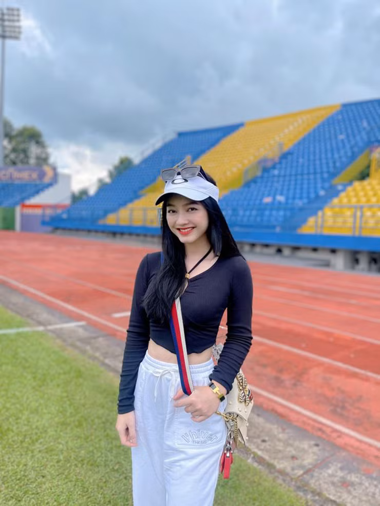 Trên trang cá nhân, Quỳnh Trâm cũng thường xuyên đăng tải những hình ảnh diện bikini, phô diễn hình thể nuột nà. Chẳng những gây ấn tượng bởi làn da trắng sứ, nụ cười rạng rỡ, cô nàng còn thu hút sự chú ý nhờ vóc dáng nảy nở.