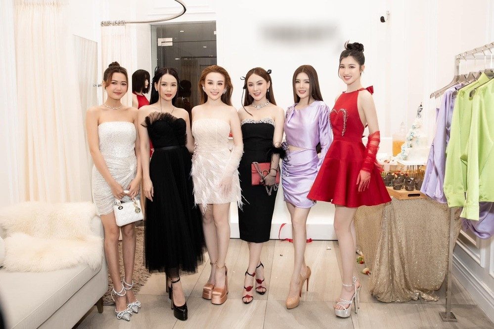 Sự kiện lần này còn quy tụ nhiều dàn hot girl đời đầu tại Vbiz đến tham dự.