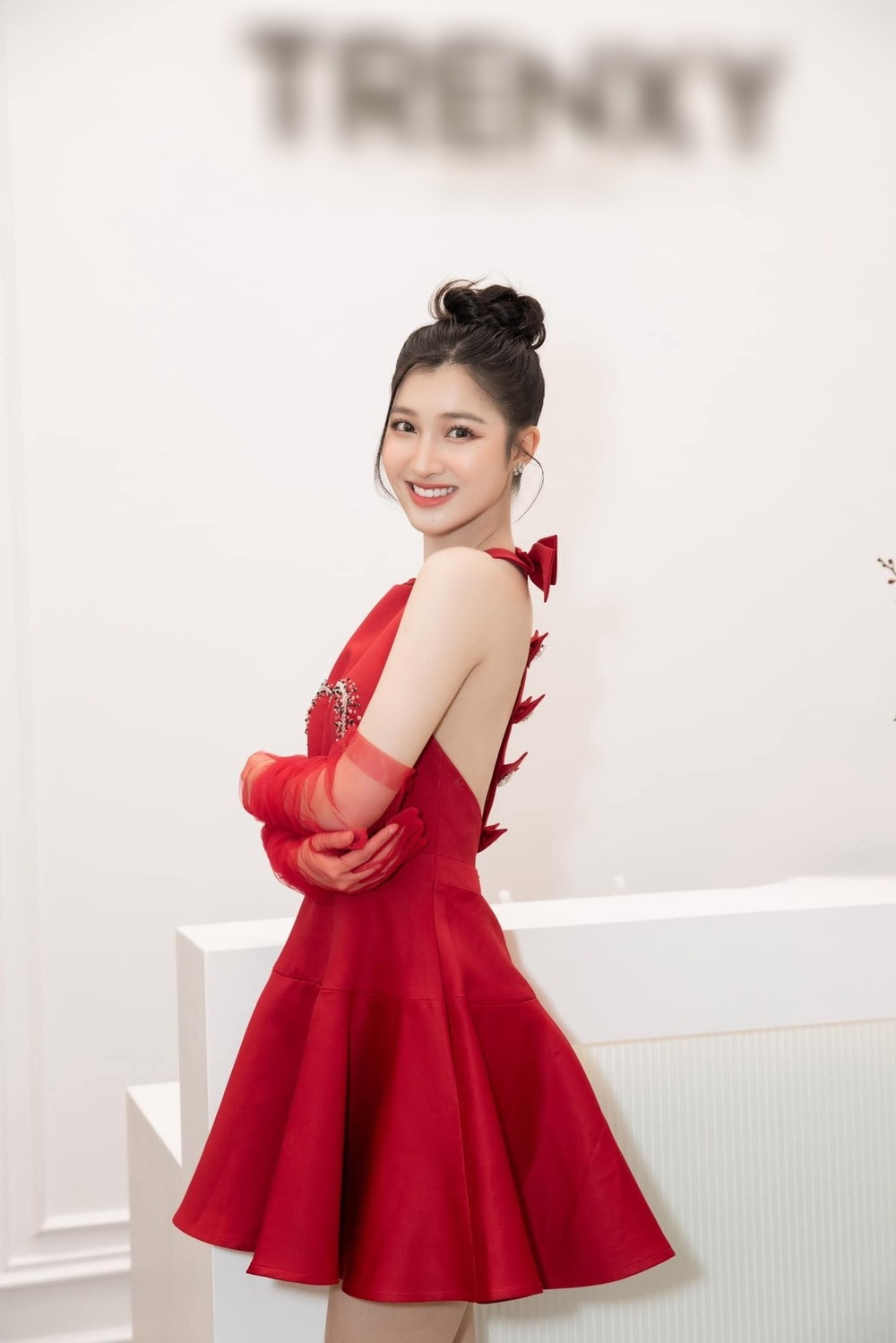 Trong những khung ảnh đọ sắc giữa các người đẹp, có thể thấy mỹ nhân xứ Thanh "lấn lướt" dàn cựu hot girl với nhan sắc trong trẻo và vóc dáng vượt trội.