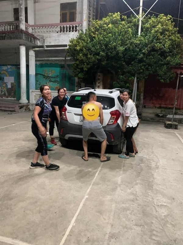 Trước khi đưa ra quyết định "bao vây" chiếc ô tô, người dân đã cố gắng dịch chuyển nó nhưng bất thành.