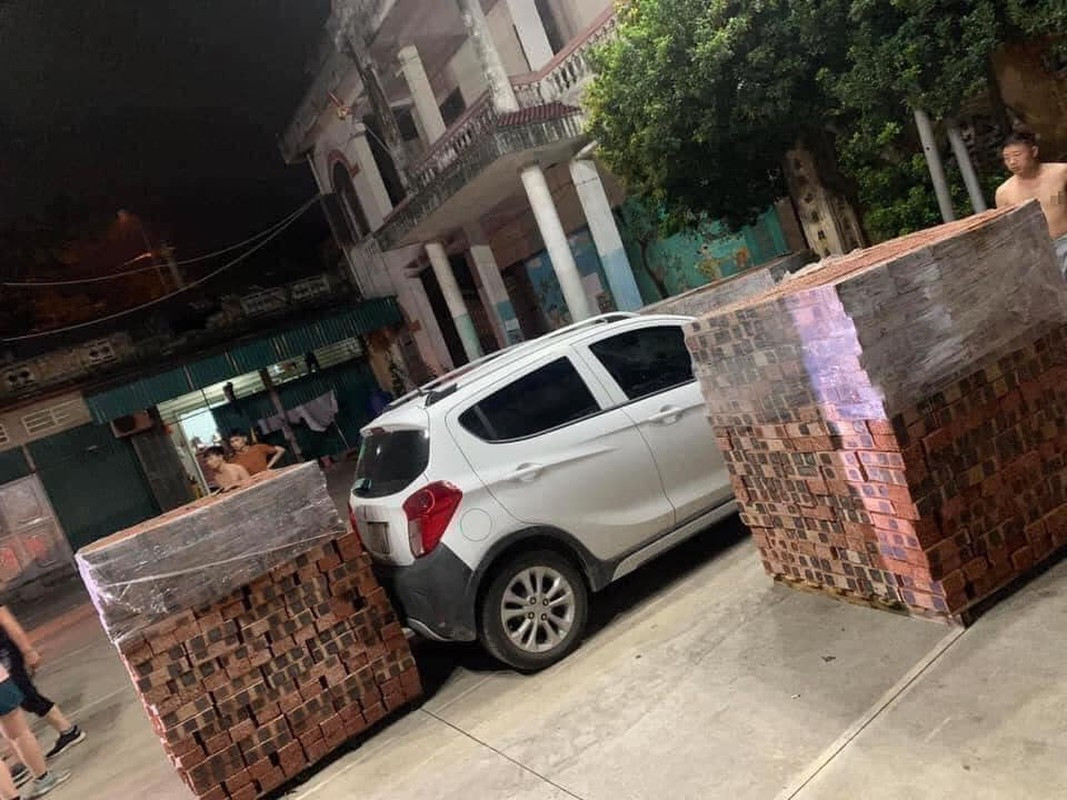 Nhìn vào những hình ảnh này, có thể thấy để có thể di chuyển được chiếc xe ra là việc không hề đơn giản với tài xế.