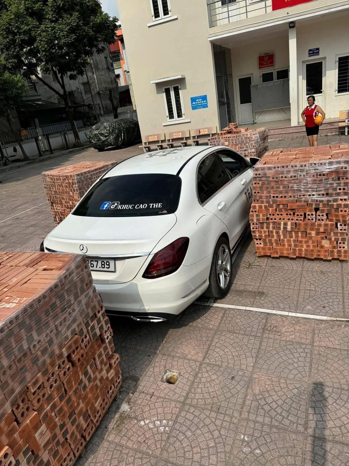 Theo chia sẻ của chủ nhân bài viết, nguyên nhân khiến chiếc ô tô bị những “bức tường” gạch bao quanh là do chủ xe đã đỗ “nhầm” vào đúng vị trí sân chơi bóng chuyền của người dân tại đây.