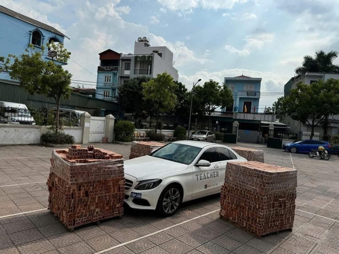 Sau đó những người dân đã quyết định xếp những đống gạch vào đây để chặn lối lùi xe, "dằn mặt" "thầy dạy lái xe".