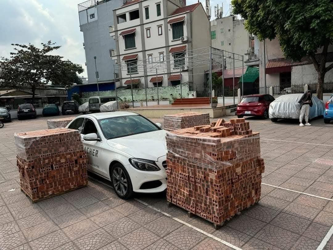 Theo chia sẻ của người dân địa phương, khi thấy chiếc ô tô đỗ tại đây, mọi người đã cố gắng tìm cách liên lạc với chủ xe nhưng vô ích.