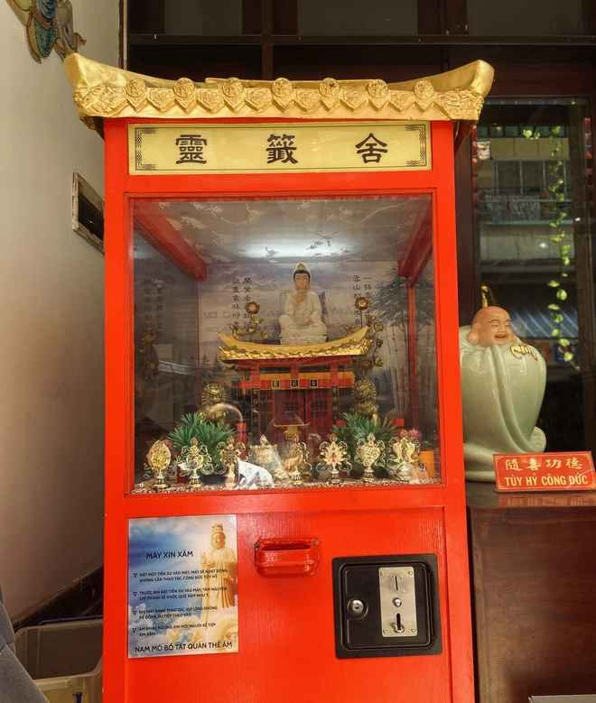 Thay vì phải mất rất nhiều thời gian cho việc xóc xin xăm, gieo âm dương (xin keo)... thì khi xin xăm tại máy tự động này, mỗi người chỉ mất vài phút để thực hiện thao tác đơn giản là bỏ đồng tiền xu vào máy và sau đó máy sẽ tự động đưa ra một quẻ xăm