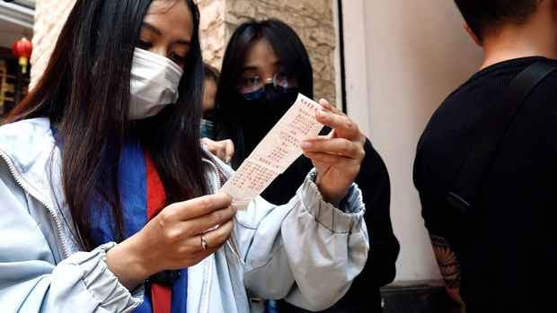 Dù thời tiết khá nắng nóng nhưng đã có rất đông người xếp hàng chờ để có được xăm từ chiếc máy tự động này vào đầu năm