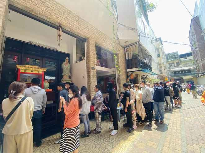 Thậm chí, nhiều bạn trẻ từ nhiều tỉnh thành khác khu vực phía Nam cũng tới chùa Vạn Phật để xin xăm đầu năm.