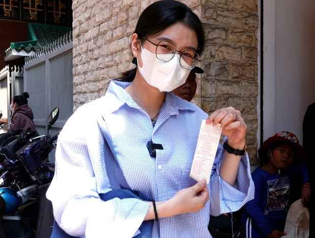 Từ tận Long An lên TPHCM để xin xăm, chị Kiều Ngoan hào hứng chia sẻ: "Các thao tác rất nhanh và đơn giản. Tôi đứng đợi hàng dài khoảng 10 - 15 phút là đã có thể lấy được xăm"