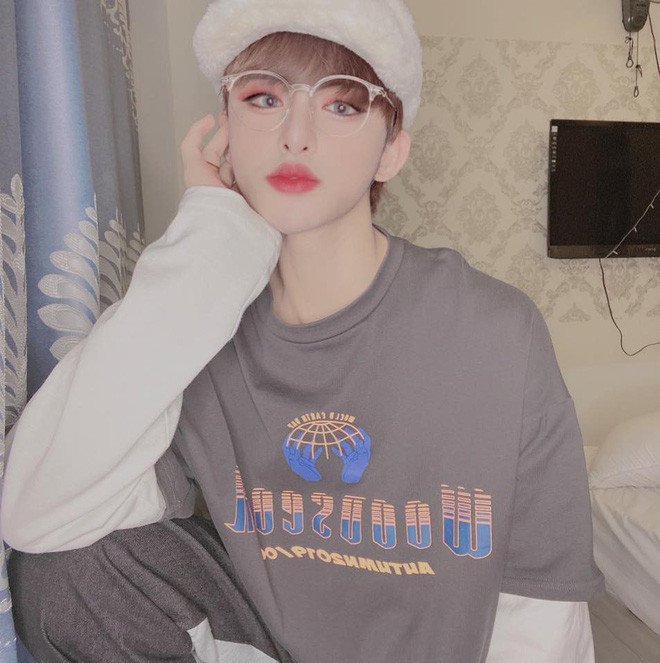 Cụ thể gương mặt của Đức Bo không còn v-line, da cũng không được trắng trẻo láng mịn như trên mạng mà thay vào đó là góc cạnh hơn, da tối màu hơn.