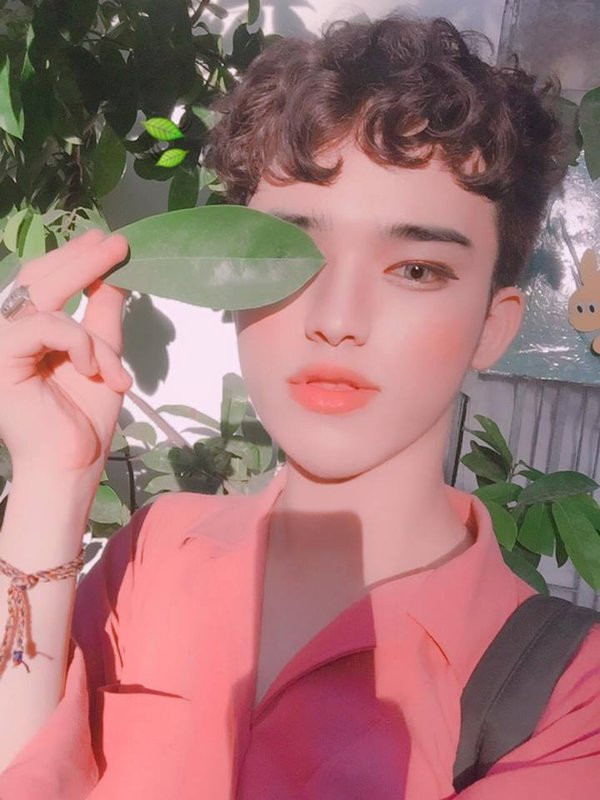 Cách đây vài năm, Đức Bo nổi lên như một hiện tượng mạng xã hội với những clip gây cười có phần khá lố.