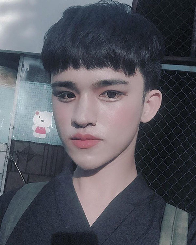 Sau thời gian dài "vắng bóng", thảm họa mạng Trần Đức Bo bất ngờ trở lại với ngoại hình lạ hoắc, bị cộng đồng mạng đặt dấu hỏi cho việc can thiệp dao kéo.