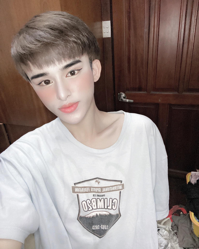 Bởi khi không có app chỉnh ảnh hay được tự căn ke góc chụp, trông thảm họa mạng Trần Đức Bo kém xinh hơn hẳn.