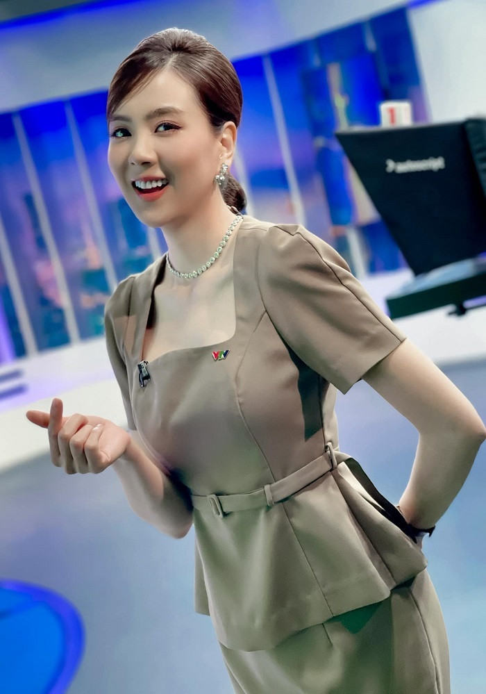 "Cô gái thời tiết" cũng chuộng diện các thiết kế có form dáng rất basic. Chất liệu của các bộ đồ được may dày dặn, đứng dáng để trông chỉn chu, lịch sự hơn khi lên sóng truyền hình quốc gia.