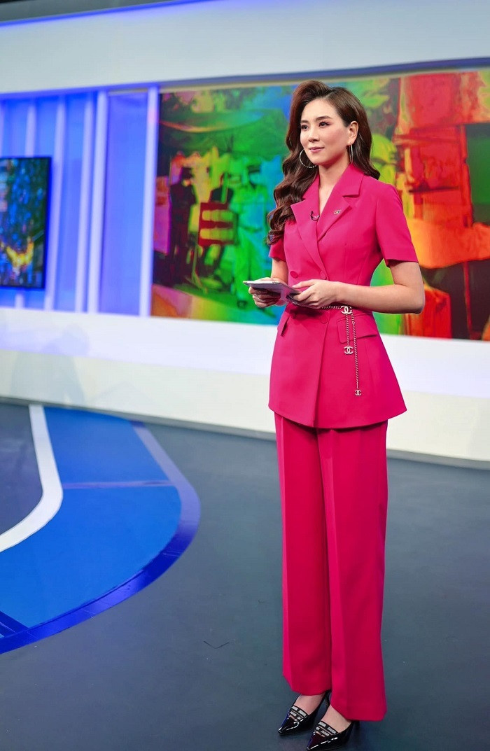 Theo dõi những hình ảnh đi làm được Mai Ngọc đăng tải trên trang cá nhân, có thể thấy những bộ đồ của nữ BTV vô cùng đa dạng từ màu sắc đến kiểu dáng.