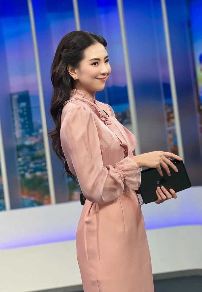 Có những hôm Mai Ngọc ghi hình 2-3 số, chưa kể các sự kiện bên ngoài. Như vậy con số 300 thực tế phải nhân lên nhiều lần. Điều này cũng được nữ BTV xác nhận trong các bài đăng khác của mình.