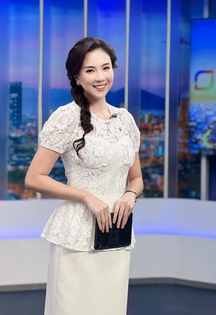 Tuy nhiên, con số thực mà Mai Ngọc sở hữu không phải chỉ là 300 bộ váy áo mà còn nhiều hơn như vậy.