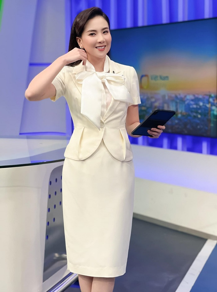 Nữ BTV từng chia sẻ trên trang cá nhân khiến nhiều người thích thú: "Mỗi ngày đi làm là một điểm nhấn. 300 ngày đi làm 1 năm... là 300 chiếc váy. Kiểu tóc thay đổi hằng ngày, make up từ trưa đến tối... trộm vía đến giờ da vẫn mịn, tóc vẫn dài mượt mà."