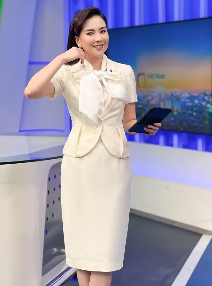 Nữ BTV từng chia sẻ trên trang cá nhân khiến nhiều người thích thú: "Mỗi ngày đi làm là một điểm nhấn. 300 ngày đi làm 1 năm... là 300 chiếc váy. Kiểu tóc thay đổi hằng ngày, make up từ trưa đến tối... trộm vía đến giờ da vẫn mịn, tóc vẫn dài mượt mà."