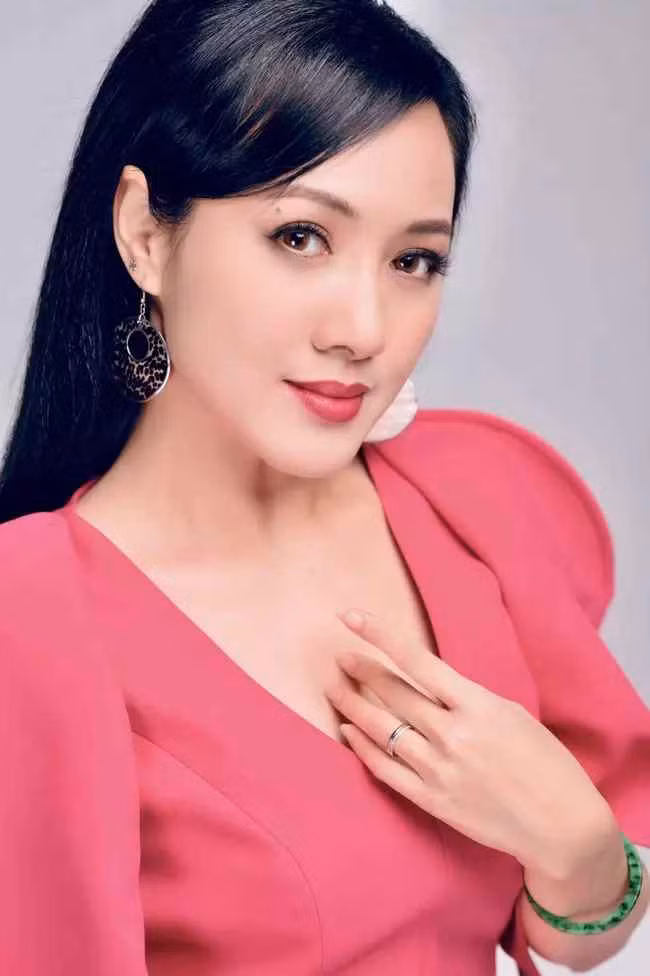 Cuối tháng 12 năm ngoái, BTV Hoài Anh gây chú ý khi tiết lộ sẽ rời chương trình Thời Sự 19h để chuyển sang Ban Văn nghệ của nhà đài.