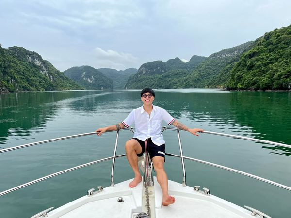 Bên cạnh việc kiếm tiền, Văn Hậu cũng giành thời gian cho gia đình. Anh chàng tổ chức chuyến nghỉ hè cho cả gia đình trên du thuyền tại Hạ Long.